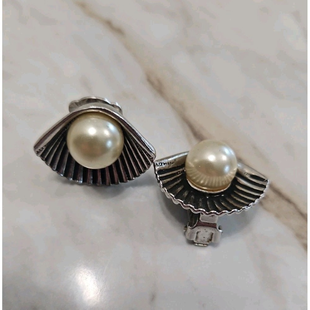 Vintage Sarah Coventry Pearl of the Sea Shell Clip On Earrings 1950's Silvertone